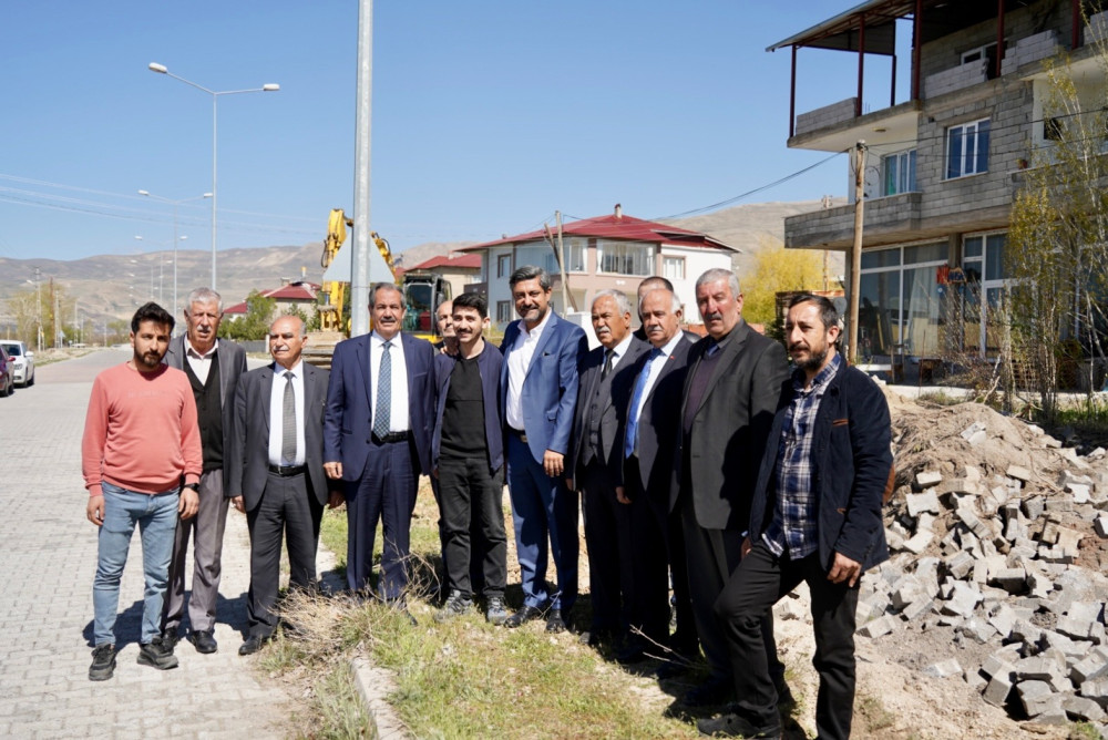 ERGEZEN DEVREYE GİRDİ, ADİLCEVAZ-KARAHASAN ŞEHİR GEÇİŞ YOLU SICAK ASFALT OLUYOR