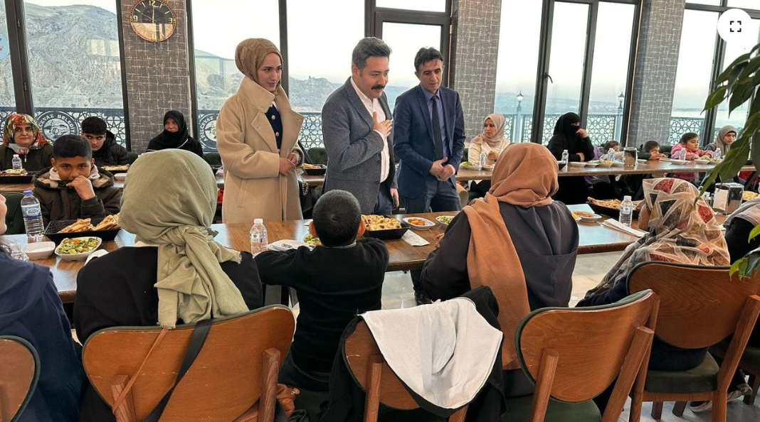 Kaymakam Özçelik, yetim ve öksüzlerle iftar yaptı