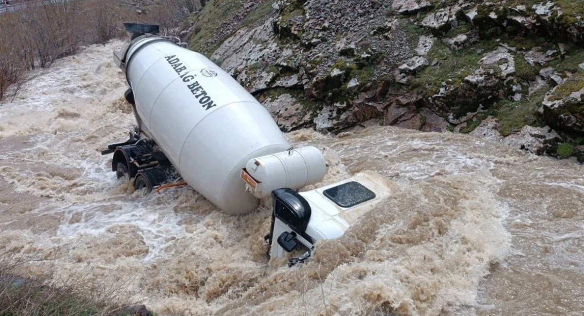 Tatvan&ndash;Hizan Yolunda Feci Kaza: Beton Mikseri Dereye U&ccedil;tu, S&uuml;r&uuml;c&uuml; Kayıp
